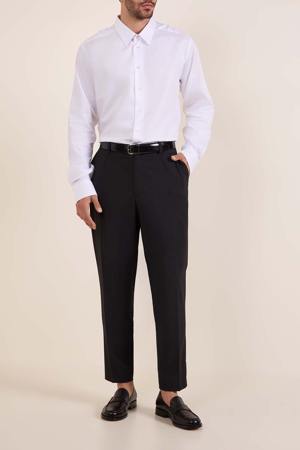 תמונת כל הלוק של חולצה מכופתרת